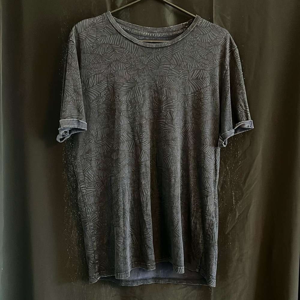 Arizona Jeans dark navy blue, patterned tee.